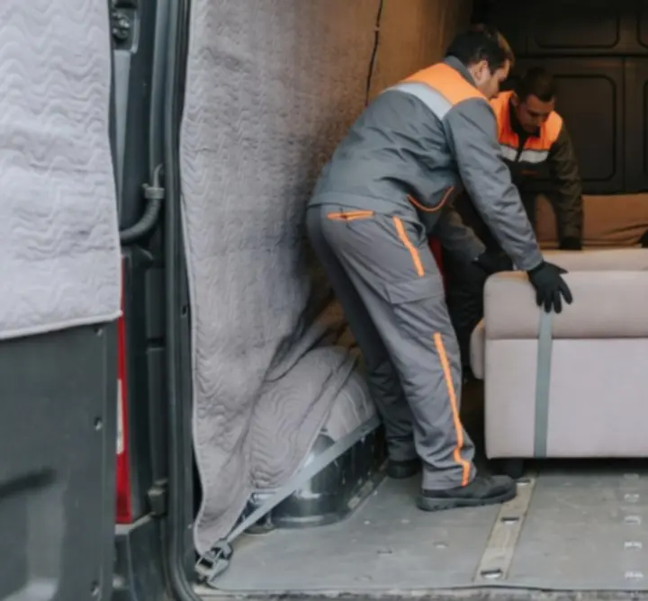 Verhuizers die meubels zorgvuldig inladen