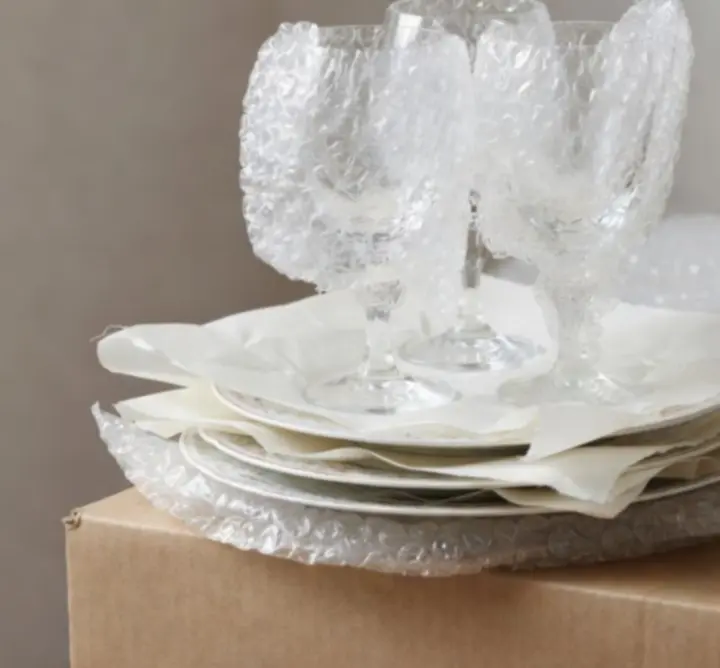 Breekbare items die veilig zijn ingepakt met beschermende materialen